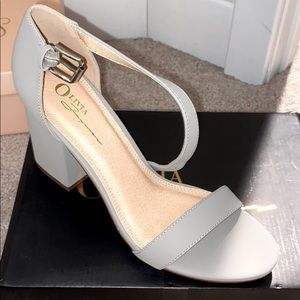 Gray Short a chunky Heel